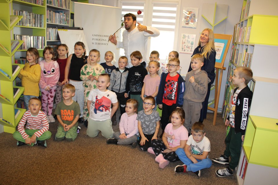 📚🌟 Baśniowy stand-up z Mateuszem Świstakiem w Gminie Żurawica!